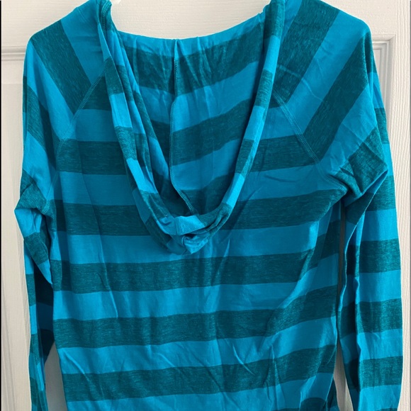 under armor hooded long sleeve - Picture 3 of 3